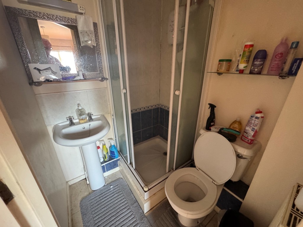 Lot: 216 - FREEHOLD THREE-BEDROOM SEMI-DETACHED HOUSE - A RESIDENTIAL INVESTMENT - Ensuite to bedroom 1